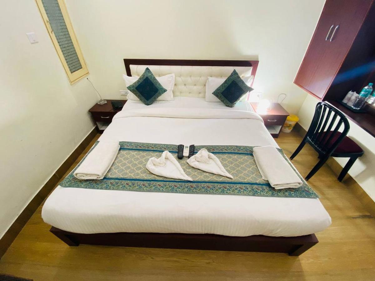 The Century Plaza Hotel Varanasi Exterior foto